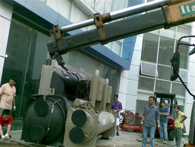 太平区随车吊和汽车吊的核心区别是什么？哪种更省钱？